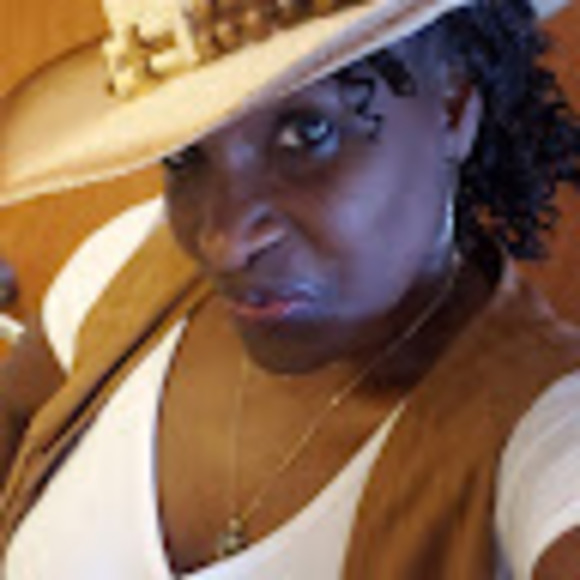 Meet your Posher, Cynthia - Picture 1 of 1